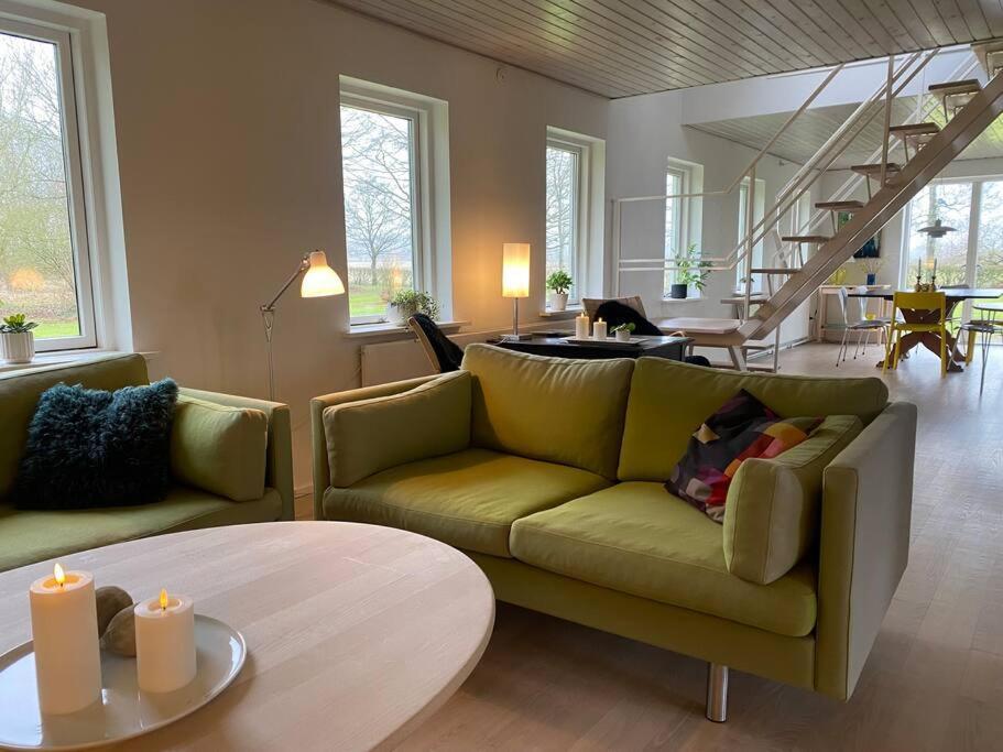 Skont Hus Pa Landet Taet Pa Billund Villa Give Exteriör bild